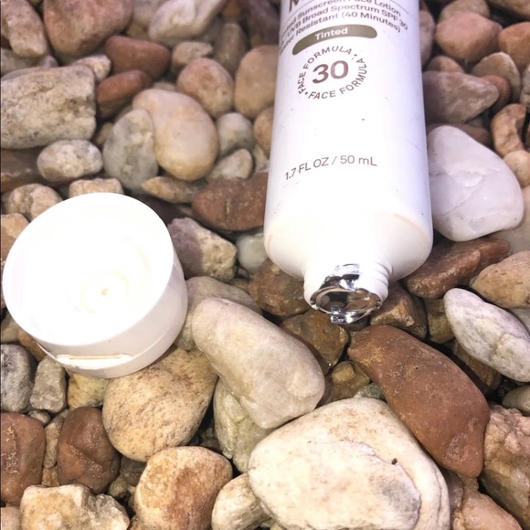 Sun Bum vegan spf 30 tinted sunscreen face lotion - Picture 4 of 4